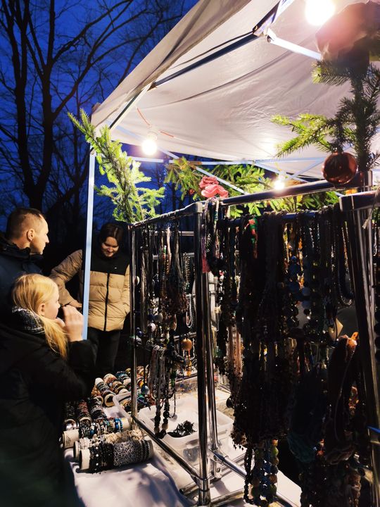 Gm. Siedliszcze. Jarmark świąteczny w Kuliku wieczorową porą... [GALERIA ZDJĘĆ]