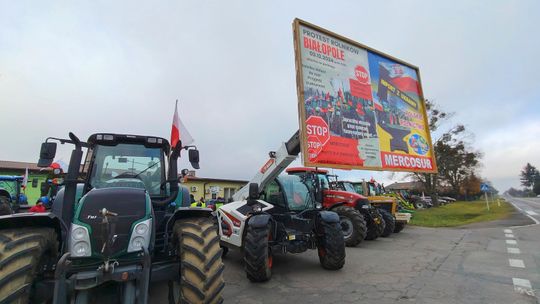 Gm. Białopole. Wyjechali ciągnikami na drogę. Rolnicy protestują [GALERIA ZDJĘĆ]