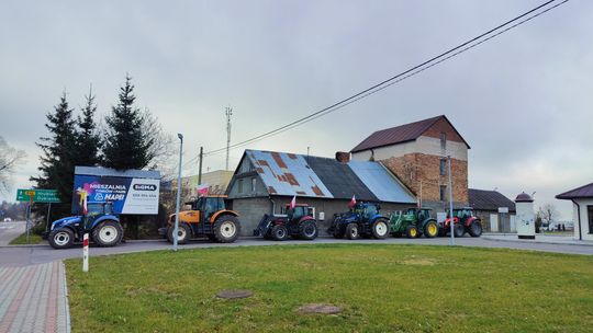 Gm. Białopole. Wyjechali ciągnikami na drogę. Rolnicy protestują [GALERIA ZDJĘĆ]