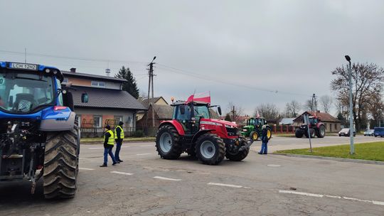 Gm. Białopole. Wyjechali ciągnikami na drogę. Rolnicy protestują [GALERIA ZDJĘĆ]