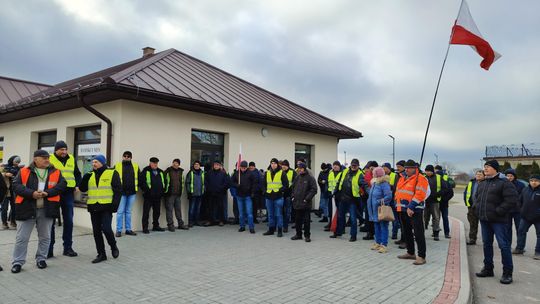 Gm. Białopole. Wyjechali ciągnikami na drogę. Rolnicy protestują [GALERIA ZDJĘĆ]