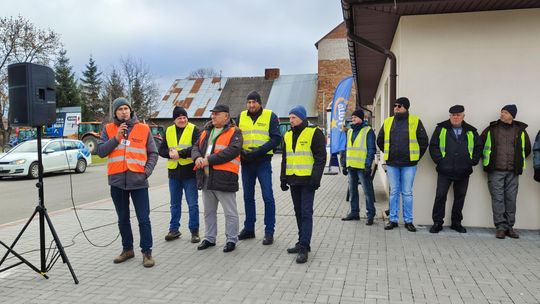 Gm. Białopole. Wyjechali ciągnikami na drogę. Rolnicy protestują [GALERIA ZDJĘĆ]