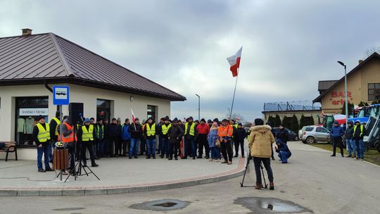 Gm. Białopole. Wyjechali ciągnikami na drogę. Rolnicy protestują [GALERIA ZDJĘĆ]
