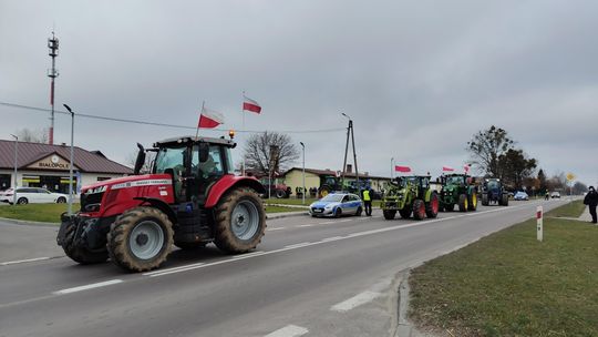 Gm. Białopole. Wyjechali ciągnikami na drogę. Rolnicy protestują [GALERIA ZDJĘĆ]