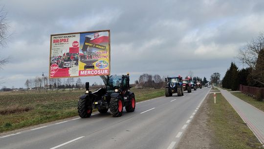 Gm. Białopole. Wyjechali ciągnikami na drogę. Rolnicy protestują [GALERIA ZDJĘĆ]