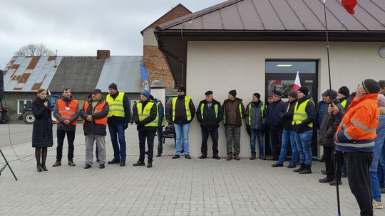 Gm. Białopole. Wyjechali ciągnikami na drogę. Rolnicy protestują [GALERIA ZDJĘĆ]