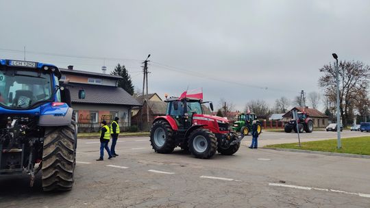 Gm. Białopole. Wyjechali ciągnikami na drogę. Rolnicy protestują [GALERIA ZDJĘĆ]