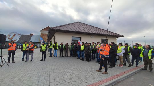Gm. Białopole. Wyjechali ciągnikami na drogę. Rolnicy protestują [GALERIA ZDJĘĆ]