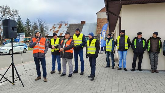 Gm. Białopole. Wyjechali ciągnikami na drogę. Rolnicy protestują [GALERIA ZDJĘĆ]