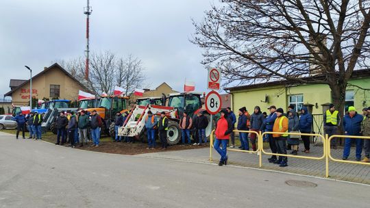 Gm. Białopole. Wyjechali ciągnikami na drogę. Rolnicy protestują [GALERIA ZDJĘĆ]
