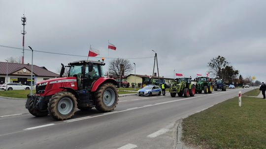 Gm. Białopole. Wyjechali ciągnikami na drogę. Rolnicy protestują [GALERIA ZDJĘĆ]