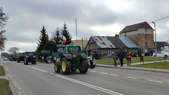 Gm. Białopole. Wyjechali ciągnikami na drogę. Rolnicy protestują [GALERIA ZDJĘĆ]