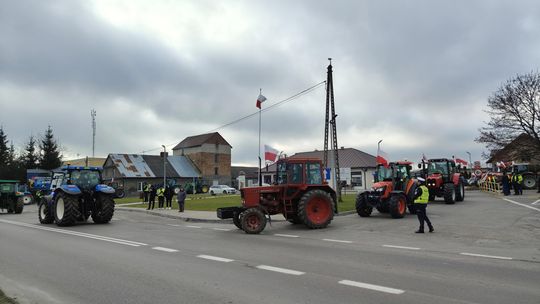 Gm. Białopole. Wyjechali ciągnikami na drogę. Rolnicy protestują [GALERIA ZDJĘĆ]