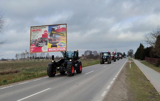 Gm. Białopole. Wyjechali ciągnikami na drogę. Rolnicy protestują [GALERIA ZDJĘĆ]