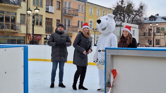 Chełm. Lodowisko na pl. Łuczkowskiego oficjalnie otwarte [GALERIA ZDJĘĆ]