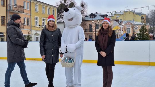 Chełm. Lodowisko na pl. Łuczkowskiego oficjalnie otwarte [GALERIA ZDJĘĆ]