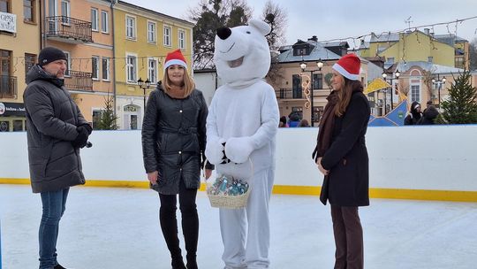 Chełm. Lodowisko na pl. Łuczkowskiego oficjalnie otwarte [GALERIA ZDJĘĆ]
