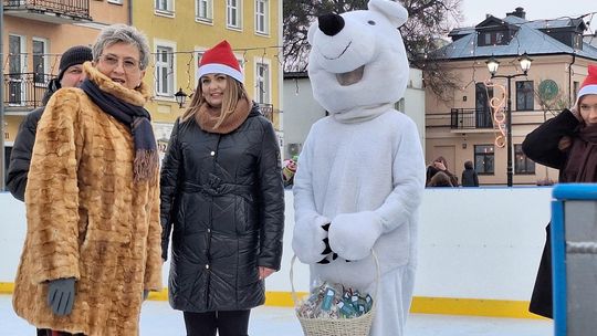 Chełm. Lodowisko na pl. Łuczkowskiego oficjalnie otwarte [GALERIA ZDJĘĆ]
