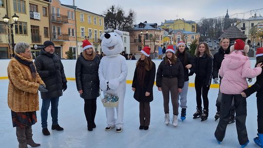 Chełm. Lodowisko na pl. Łuczkowskiego oficjalnie otwarte [GALERIA ZDJĘĆ]