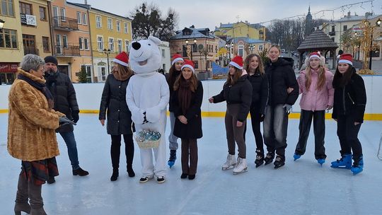 Chełm. Lodowisko na pl. Łuczkowskiego oficjalnie otwarte [GALERIA ZDJĘĆ]