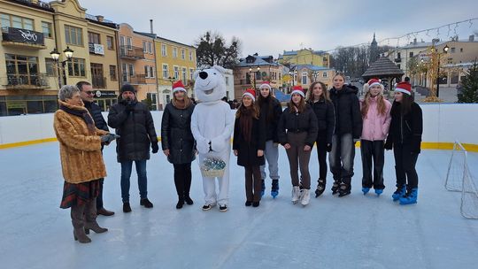 Chełm. Lodowisko na pl. Łuczkowskiego oficjalnie otwarte [GALERIA ZDJĘĆ]
