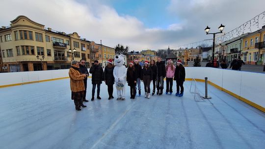 Chełm. Lodowisko na pl. Łuczkowskiego oficjalnie otwarte [GALERIA ZDJĘĆ]