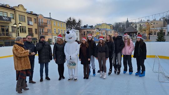 Chełm. Lodowisko na pl. Łuczkowskiego oficjalnie otwarte [GALERIA ZDJĘĆ]
