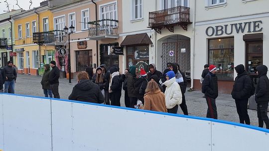 Chełm. Lodowisko na pl. Łuczkowskiego oficjalnie otwarte [GALERIA ZDJĘĆ]