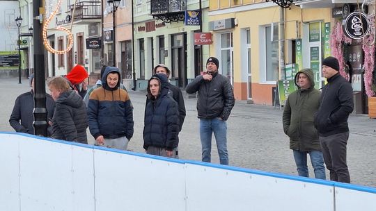 Chełm. Lodowisko na pl. Łuczkowskiego oficjalnie otwarte [GALERIA ZDJĘĆ]