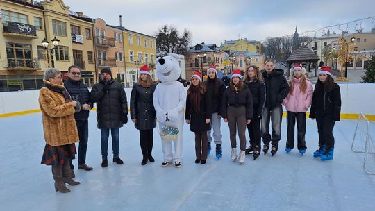 Chełm. Lodowisko na pl. Łuczkowskiego oficjalnie otwarte [GALERIA ZDJĘĆ]