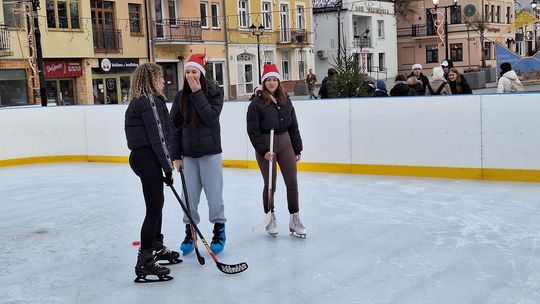 Chełm. Lodowisko na pl. Łuczkowskiego oficjalnie otwarte [GALERIA ZDJĘĆ]