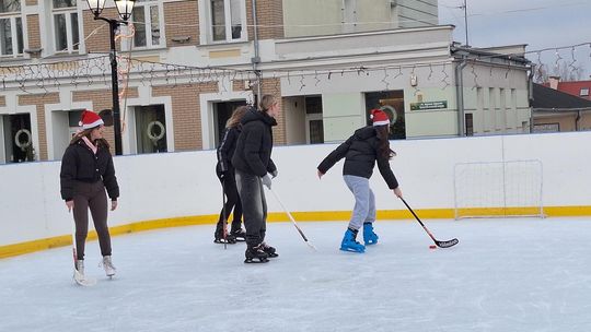 Chełm. Lodowisko na pl. Łuczkowskiego oficjalnie otwarte [GALERIA ZDJĘĆ]