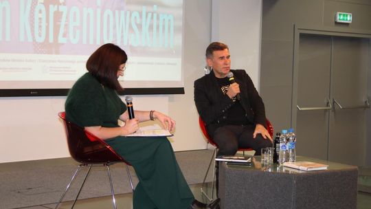 Spotkanie z Robertem Korzeniowskim w chełmskiej bibliotece [GALERIA ZDJĘĆ]