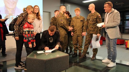 Spotkanie z Robertem Korzeniowskim w chełmskiej bibliotece [GALERIA ZDJĘĆ]