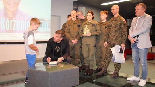 Spotkanie z Robertem Korzeniowskim w chełmskiej bibliotece [GALERIA ZDJĘĆ]