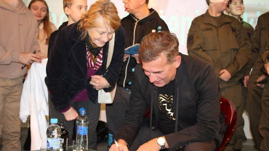 Spotkanie z Robertem Korzeniowskim w chełmskiej bibliotece [GALERIA ZDJĘĆ]