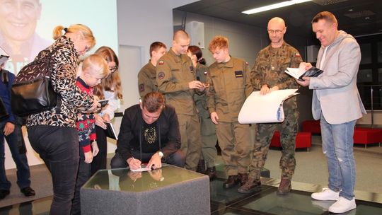 Spotkanie z Robertem Korzeniowskim w chełmskiej bibliotece [GALERIA ZDJĘĆ]