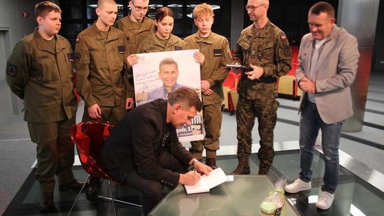 Spotkanie z Robertem Korzeniowskim w chełmskiej bibliotece [GALERIA ZDJĘĆ]