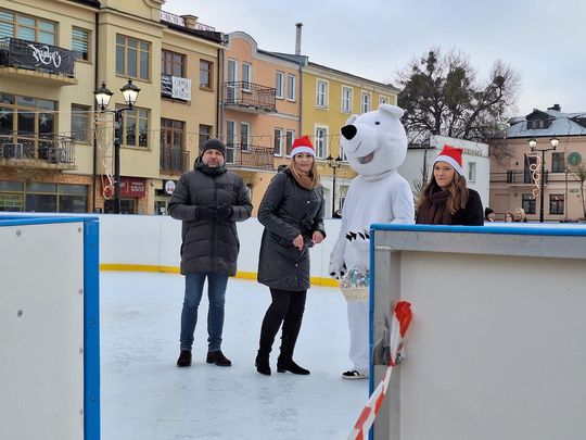 Chełm. Lodowisko na pl. Łuczkowskiego oficjalnie otwarte [GALERIA ZDJĘĆ]