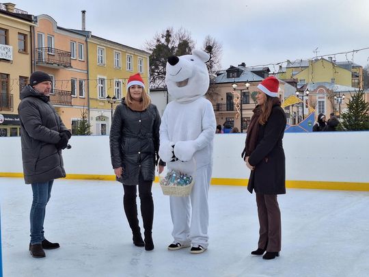 Chełm. Lodowisko na pl. Łuczkowskiego oficjalnie otwarte [GALERIA ZDJĘĆ]