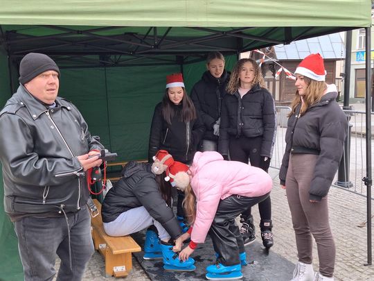 Chełm. Lodowisko na pl. Łuczkowskiego oficjalnie otwarte [GALERIA ZDJĘĆ]