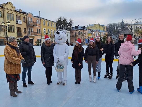Chełm. Lodowisko na pl. Łuczkowskiego oficjalnie otwarte [GALERIA ZDJĘĆ]