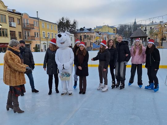 Chełm. Lodowisko na pl. Łuczkowskiego oficjalnie otwarte [GALERIA ZDJĘĆ]