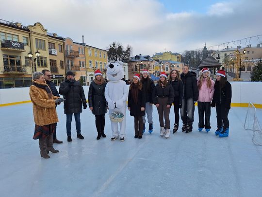 Chełm. Lodowisko na pl. Łuczkowskiego oficjalnie otwarte [GALERIA ZDJĘĆ]