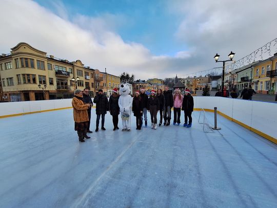 Chełm. Lodowisko na pl. Łuczkowskiego oficjalnie otwarte [GALERIA ZDJĘĆ]