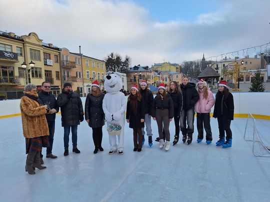 Chełm. Lodowisko na pl. Łuczkowskiego oficjalnie otwarte [GALERIA ZDJĘĆ]