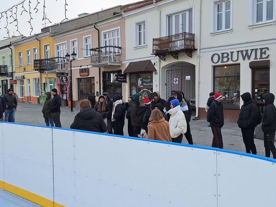 Chełm. Lodowisko na pl. Łuczkowskiego oficjalnie otwarte [GALERIA ZDJĘĆ]