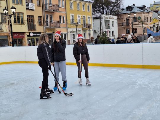 Chełm. Lodowisko na pl. Łuczkowskiego oficjalnie otwarte [GALERIA ZDJĘĆ]