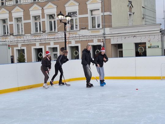 Chełm. Lodowisko na pl. Łuczkowskiego oficjalnie otwarte [GALERIA ZDJĘĆ]