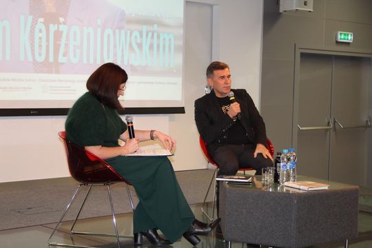 Spotkanie z Robertem Korzeniowskim w chełmskiej bibliotece [GALERIA ZDJĘĆ]